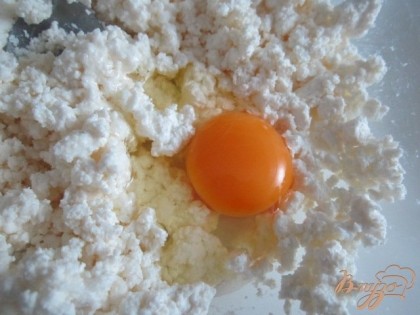 Творог немного размять вилкой, добавить сахар и ванильный сахар, выбить яйцо и размешать.