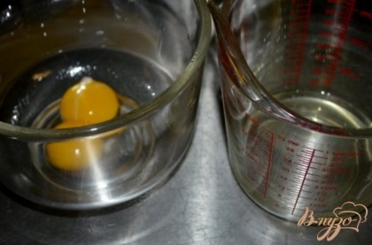 Разогреть вафельницу. Разделить яйца на белки и желтки. Взбить белки до густых пиков. Отставить в сторону.