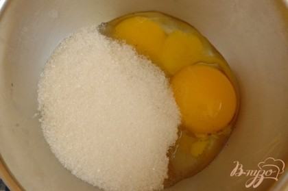 Желтки соединила с сахаром и ванильным сахаром (с добавлением натуральной ванили, такой сахар намного деликатнее).