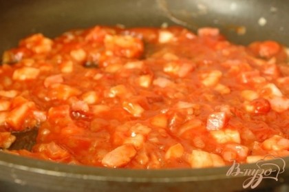 Добавить томатный соус (т.к. у меня соус был достаточно пряный, поэтому дополнительно не добавляла никаких пряностей).