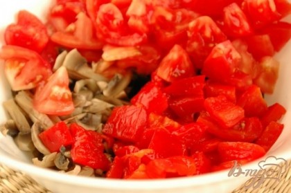 Добавить нарезанные баклажаны, перец и помидоры в салатник.
