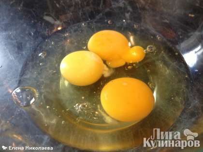 Готовим начинку: разбиваем 3 крупных или 4 мелких яйца