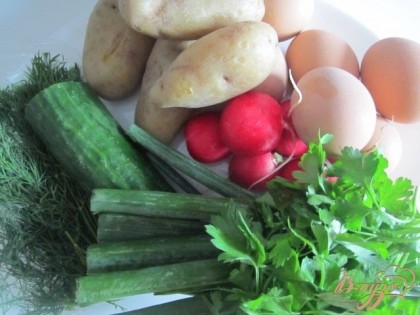 Овощи и зелень .. Картофель и яйца отварить до готовности , остудить и почистить.