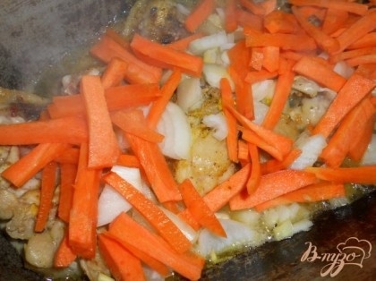 Также крупно нарезать морковь,  добавить к мясу. Посолить и все вместе обжарить.