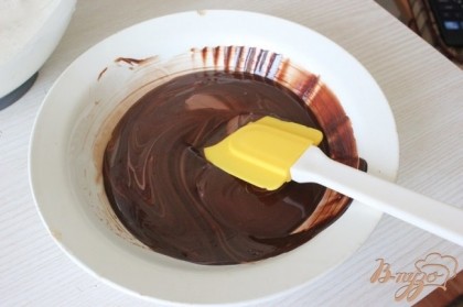 Растопить на паровой бане шоколад.