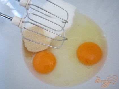 Яйца взбить с сахаром и ванильным сахаром в пену.