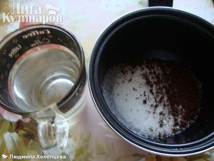 Готовим кофейное желе: 200 г воды соединяем с сахаром 50 г  и 1 ч.л. растворимого кофе, даем закипеть и вводим 13 г набухшего желатина. Ставим на огонь и помешиваем до растворения желатина.