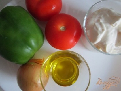 Сладкий перец, томаты, луковица, сметана и оливковое масло.