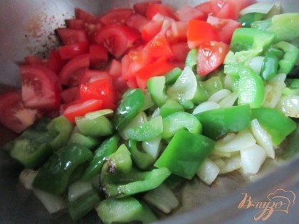 Добавить нарезанные томаты, накрыть крышкой и потушить минут 5.