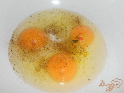 Яйца посолить, добавить любимые специи и приправы.