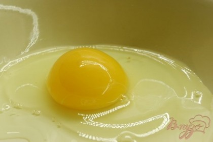 В мисочке разбить яйцо, взбить его вилкой.