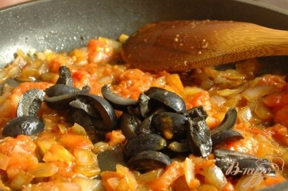 Маслины крупно нарезать.К луку добавить мелко нарезанный помидор без шкурки. Протушить 3-4 минуты. Добавить маслины. Посолить, добавить немного трав итальянской кухни.