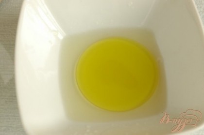 Оливковое масло соединить с соком лимона - получилось как яркое средиземноморское солнышко!)))