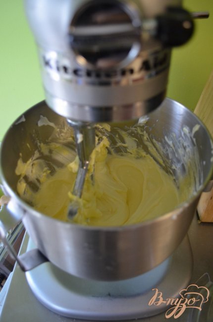 Маcло и сыр вынуть из холодильника заранее, чтобы они были комнатной t°. Отделить желтки от белков. Белки взбить в пену, добавить сахар, щепотку соли и взбить до твердых пиков. Смешать в миске сливочный сыр и масло, взбить их миксером на самой низкой скорости до получения однородного крема. Не прекращая мешать, добавить лимонный сок и по одному желтки.