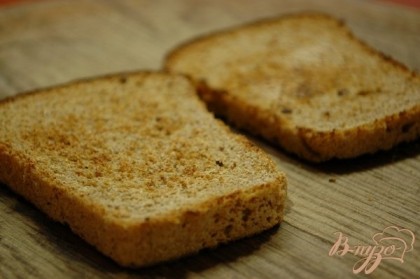 Ломтики ржаного хлеба обжарить на сухой сковородке, подрумянить.