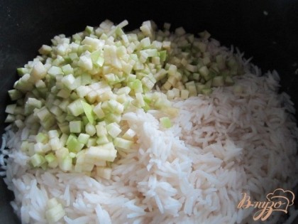 Залить рис водой и поставить вариться. За несколько минут до окончания варки добавить нарезанные яблоки.