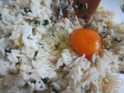 Когда рис будет готов, переложить в салатник и дать остыть.