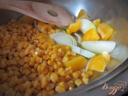 В кастрюльке на оливковом масле обжарить луковицу и  сладкий перец , нарезанные крупно.Добавить кукурузу. Нужно овощи зажарить. Это придаст супу хороший вкус.
