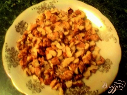 Приготовить грильяж: орехи подробить не очень мелко и поджарить на сухой сковородке. Пересыпать в другую емкость.