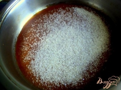 Сварить карамель: сливки подогреть до 90 градусов. Сахар растопить, не мешая,  на сковородке до состояния карамели.