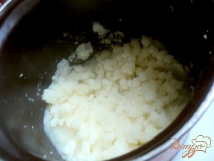 Картофель почистить, нарезать кусочками, залить горячей водой, посолить по вкусу и отварить до готовности. Слить воду и размять в пюре. Слегка охладить.