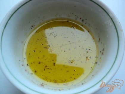 Смешать лимонный сок, сахар, щепотку соли, смесь приправ для салатов и оливковое масло и заправить салат.