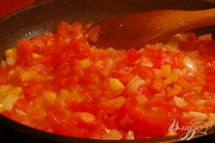 Добавить мякоть помидора, мелко нарезанную (шкурку обязательно снимает через ошпаривание).