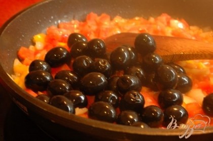Добавляем маслины, без жидкости. Наличие косточки в маслинах придаст блюду более насыщенный вкус.