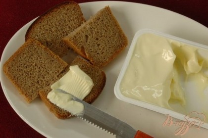 Хлеб намазать сливочным сыром. По желанию хлеб можно немного подсушить/подрумянить на сухой сковородке.