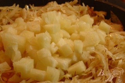  Добавить ананасы к капусте, посолить, добавить щепотку сахара и тмин.