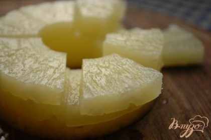Колечки ананасов нарезать небольшими кусочками.
