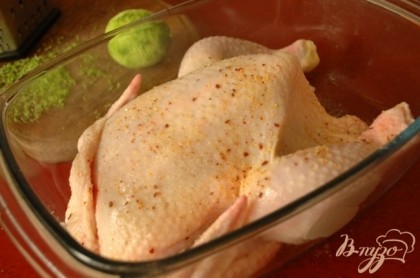Курицу натереть снаружи и внутри солью и приправой для курицы.