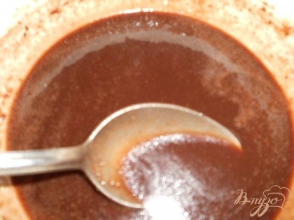 Из сахара, какао, молока и масла приготовить глазурь (молоко смешать с сахаром и какао-порошком, довести до кипения, добавить масло и подержать на огне 5 минут). Залить глазурью немного остывший пирог.