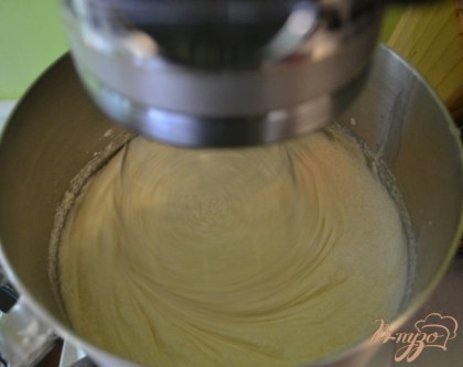 На медлен.скорости добавить муку,добавляя порционно в 3 приема, а также апельсин.сок с молоком. Готовое тесто вылить в форму.