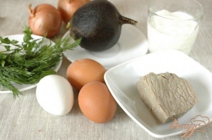 Подготовить редьку, яйца (сваренные вкрутую), пару средних луковичек, сметану, отварную телятину, зелень.