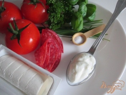 Основные продукты :Томаты,мягкий сыр, сметана, несколько пластинок салями, зелень и чуть соли.