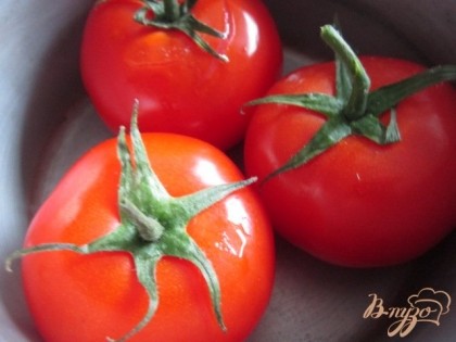 Первым делом нужно целые томаты залить кипятком и оставить на 5 мин.Когда кожица начнет лопаться, воду слить.