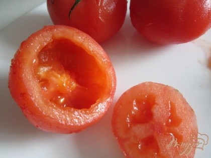 Срезать немного от нижний части и вынуть содержимое томатов.