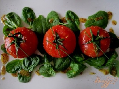 Установить на тарелку фаршированные томаты и полить соусом.Немного посолить и поперчить.