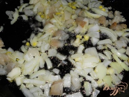 Картофель очистить и порезать кусочками, выложить в луковый бульон. Варить 10-15 минут. В это время нашинковать капусту и приготовить зажарку. Кусочек сала порезать маленькими кусочками, выложить в сковороду, обжарить. Влить немного масла растительного и добавить нарезанную вторую луковицу.