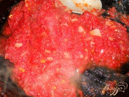 Добавить томатную пасту, домашний томат и порезанный чеснок. Прокипятить минут 7.