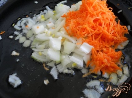Лук порезать, морковь натереть на терке. Выложить в сковороду и обжарить на растительном масле.