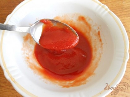 Соус томатный разбавить немного водой.