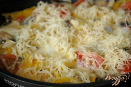 Посыпать тертым сыром (вместо пармезана можно взять любой твердый сыр).