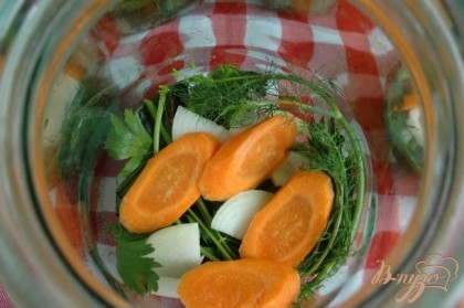 Затем поместить ломтики моркови и лук, нарезанный полукольцами.