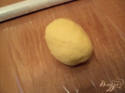 Добавить цедру лимона, муку и замесить тесто. Обернуть его в пищевую пленку и положить в холодильник на 1 час.