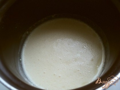 Приготовим тесто для блинов: яйца взбить венчиком с сахаром и солью, добавить теплое молоко, муку, хорошо перемешать. В конце добавить растительное масло и кипяток, перемешать. Оставить на 15-20минут.