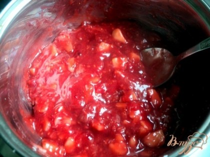 Для начинки яблоко почистить от  кожицы и семян, нарезать мелкими кусочками. К яблокам добавить ягоды ( у меня свежемороженые), сахар, крахмал  и проварить 2-3 минуты до загустения. Охладить.