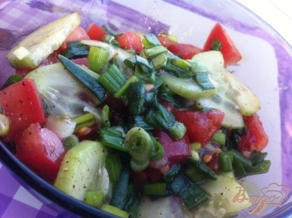  Готовим салат из свежих овощей.