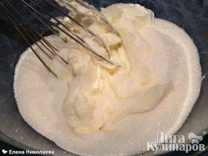 Готовим крем: в жирную сметану (лучше домашнюю)  высыпаем сахарный песок. Часть обычного сахарного песка можно заменить на ванильный сахар, будет ароматнее.